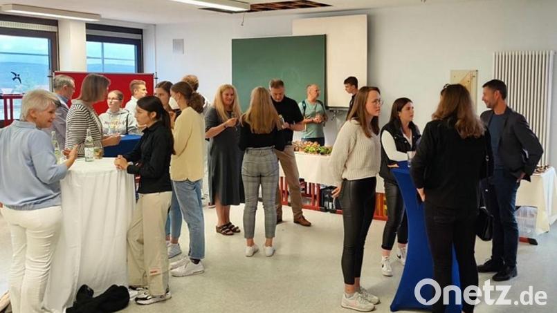 Sind Erwartung und Realität deckungsgleich? Beim Job-Shadowing am Gymnasium Nabburg sprachen Schüler und Mentoren über künftige Berufe. Bild: Niels Krammer/exb