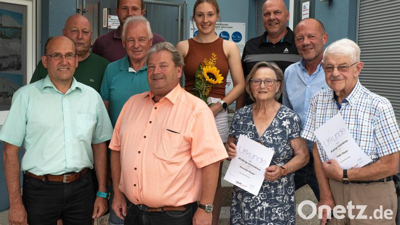 Vorsitzender Thomas Heckmann (Zweiter von links) und Zweiter Vorsitzender Christian Reil (Dritter von rechts) gratulierten den Geehrten. Bild: chl