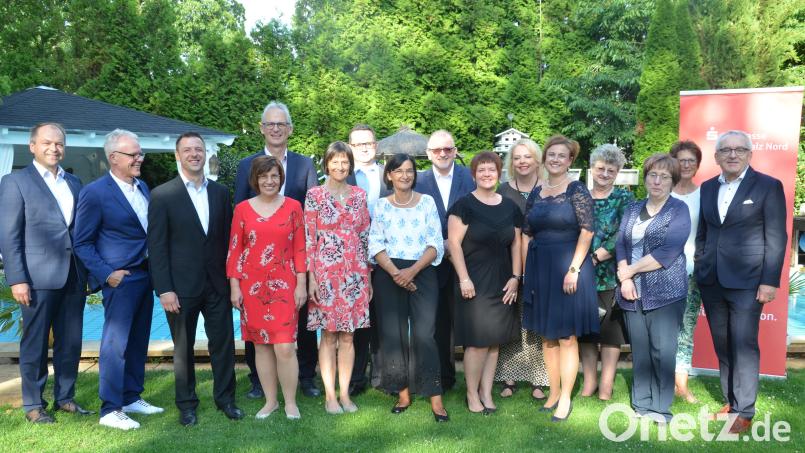 Die Sparkasse Oberpfalz Nord ehrt langjährige Mitglieder und verabschiedet verdiente Banker in den Ruhestand. Bild: Kunz