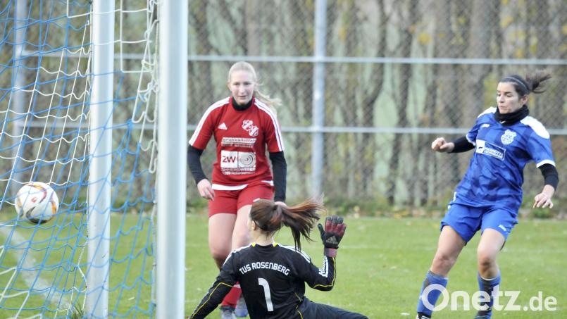 Lisa Sommer (links) bei ihrer Lieblingsbeschäftigung, dem Toreschießen. Archivbild: Ziegler