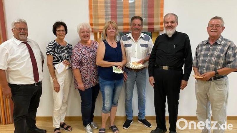 Pater Gerhard Lagleder (Zweiter von rechts) freut sich über die Spenden. Von links: Pfarrer Arnold Pirner, Karin Meiler, Rita Gleißner und Luise Köllner, Willi Köllner, Lagleder und Wolfgang Eimer. Bild: rgl