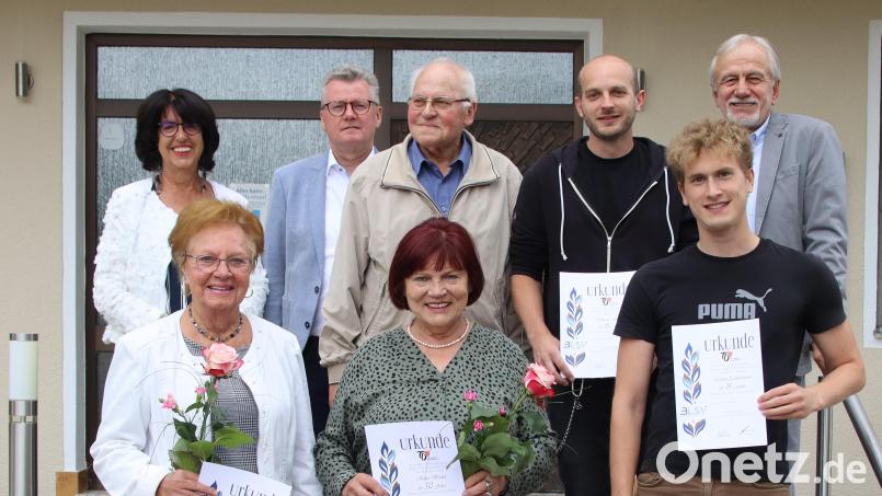 V.l.n.r.: Vorne: Rita Götz, Klara Brand, Martin Zimmermann. Hinten: Gisela Promm, Bürgermeister Michael Göth, Karl Hering, Michael Frühling, 1. Vorsitzender Georg Peters. Bild: mfh