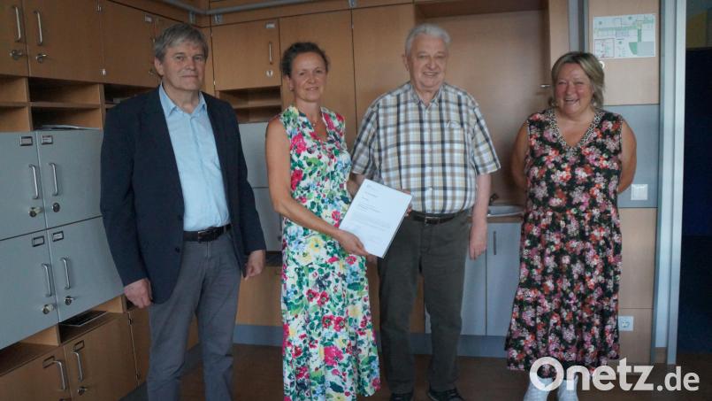 Anita Stangl hat sich der Ausbildung zur Koordinatorin für Offene Ganztagsschulen unterzogen und steht nun der OGTS als Fachkraft zur Verfügung. Rektorin Christine Schneider (rechts) sowie Rektor Werner Winderl (links) und der Vorsitzende des Doktor- Eisenbarth- Fördervereins, Karlheinz Stoppa, freuen sich über die gute Entwicklung der Ganztagsbetreuung. Bild: wel