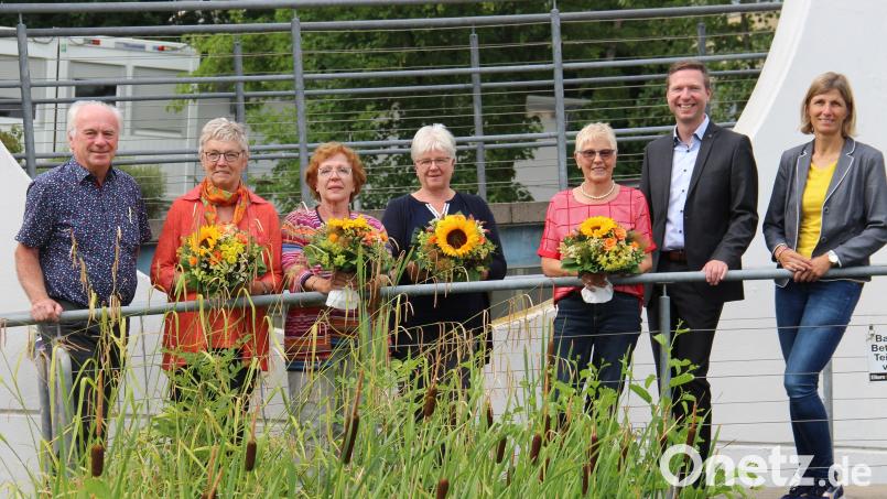 Die Vorsitzenden Andrea Giesbert und Landrat Florian Wiedemann (von rechts) sowie Geschäftsführender Vorsitzender Karl Pensky verabschiedeten Helga Ordnung, Gertraud Pögelt, Heike Blume und Inge Hessedenz (von links). Bild: Landratsamt Bayreuth/exb