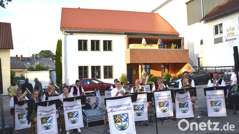 Die Moosbacher Musikanten spielen bei ihrem Lampionfest feine böhmische Blasmusik. Bild: gi