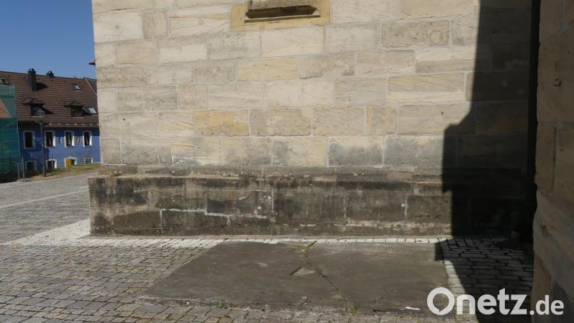 An dieser „Grabplatte“ zeigt Matthias Helzel Interesse und fragt: „Welcher ‚Schatz‘ liegt hier verborgen?“ Bild: rn