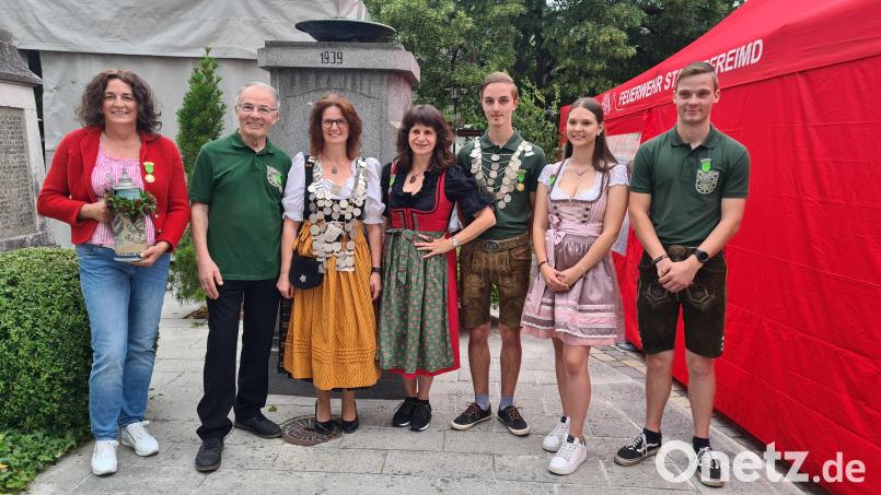 Neue Schützenkönigin ist Karin Ruhland. Im Bild die Würdenträger der Stadtschützen Pfreimd. Bild: Karin Ruhland/exb