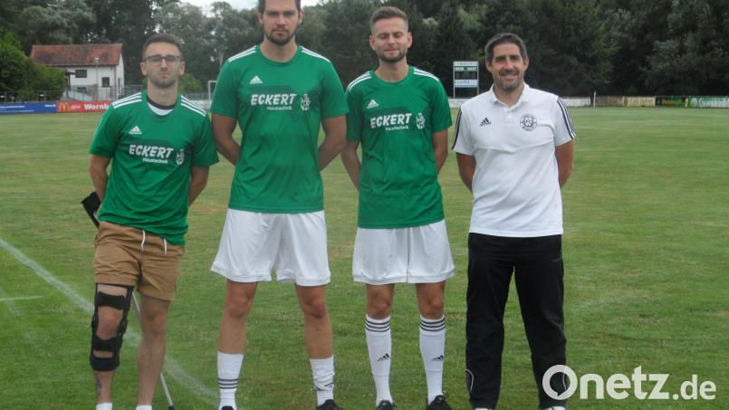 Die Neuzugänge des FC Wernberg (von links): Fabio Cordio (TSV Stulln), Alexander Grill (SC Ettmannsdorf), Marwin Melchner (SC Luhe-Wildenau) und Trainer Christian Zechmann, der vom TSV Stulln gekommen ist. Bild: she