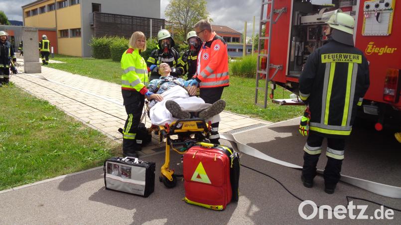 Der Hausmeister wurde von den Atemschutzträgern gerettet Bild: amö