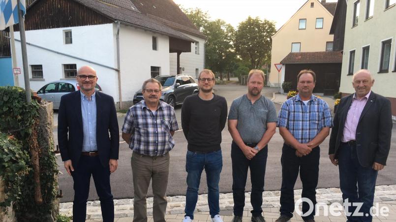 Ortsvorsitzender und Erster Bürgermeister Maximilian Beer und die Delegierten des CSU-Ortsverbandes Schwarzhofen zur Landtags- und Bezirkstagswahl 2023. Bild: Heribert Ippisch