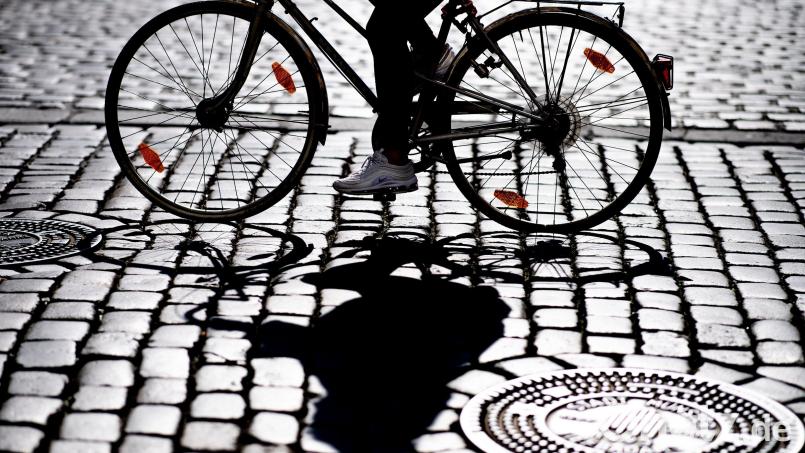 Ein Radfahrer hat in Bayreuth eine Passantin sexuell belästigt. Die 52-Jährige war am Dienstag in der Mittelstraße unterwegs, als ein Mann von seinem Fahrrad stieg, sie umklammerte und in ihren Intimbereich griff. Symbolbild: Guido Kirchner