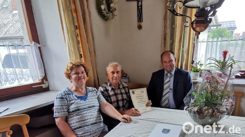 Im Namen der Marktgemeinde gratuliert zweiter Bürgermeister Thomas Kleber dem Ehepaar Gerda und Josef Prem zur Goldenen Hochzeit. Bild: gz