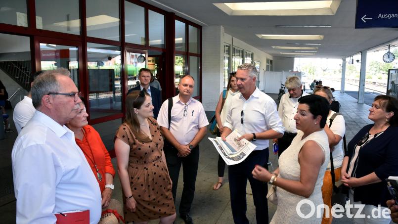Udo Schiefner (links), der Vorsitzende des Verkehrsausschusses im Bundestag, hörte sich geduldig an, was ihm Baureferent Markus Kühne (Mitte mit Plan) über die fehlende Barrierefreiheit des Amberger Bahnhofs erzählte. Gleiches tat die Vorsitzende der BayernSPD, Ronja Endres (braunes Kleid). Bild: Stephan Huber
