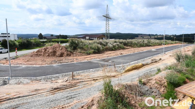 Der Besitzer des Hofs nahe des Strommasts in der Bildmitte klagt nach wie vor gegen ein neues Irchenriether Baugebiet in der Nachbarschaft. Dessen Erschließung samt Zufahrtsstraße ist so gut wie abgeschlossen. Bild: Gabi Schönberger