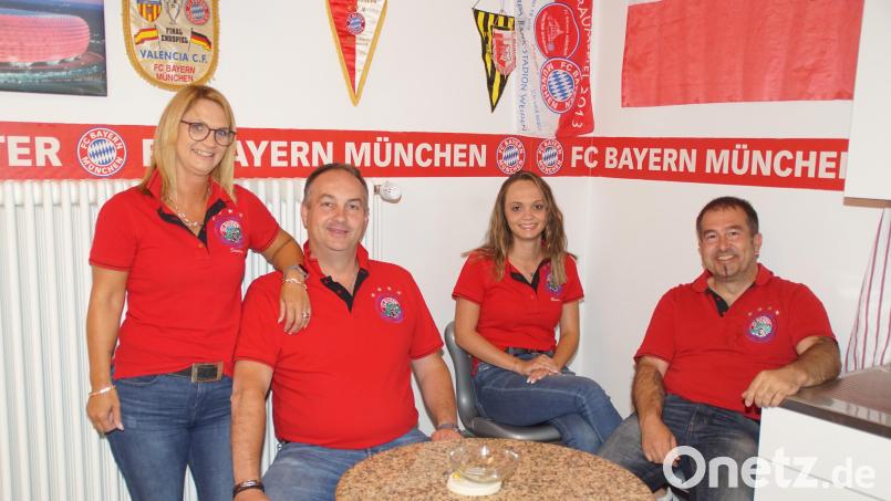 Sandra, Marco und Hanna Gräbner (von links) und Fanclub-Vorsitzender Bernhard Grau sind viel mit dem FC Bayern unterwegs. Bild: mmj