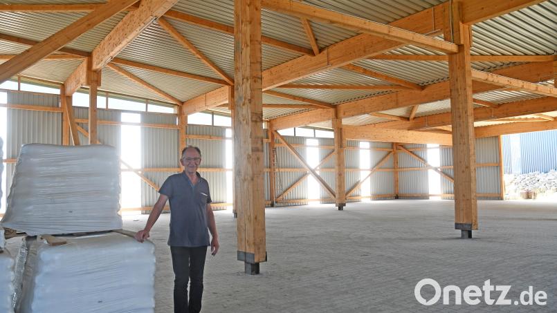 Kein Holz in der Hütte. Aktuell sind die Hallen von Josef Gmeiner (Bild) und Sohn Michael Gmeiner fast leer. „Wir können Fußballvereine einladen, die können da drinnen trainieren.“ Bild: Gabi Schönberger
