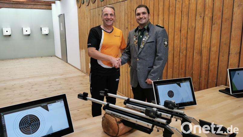 Kassier Mischa Hermann (links) übergibt auch stellvertretend für die Firma Mondi Schützenmeister Kay Müller die neuen Lichtgewehre. Bild: Wolfgang Fraunholz/exb