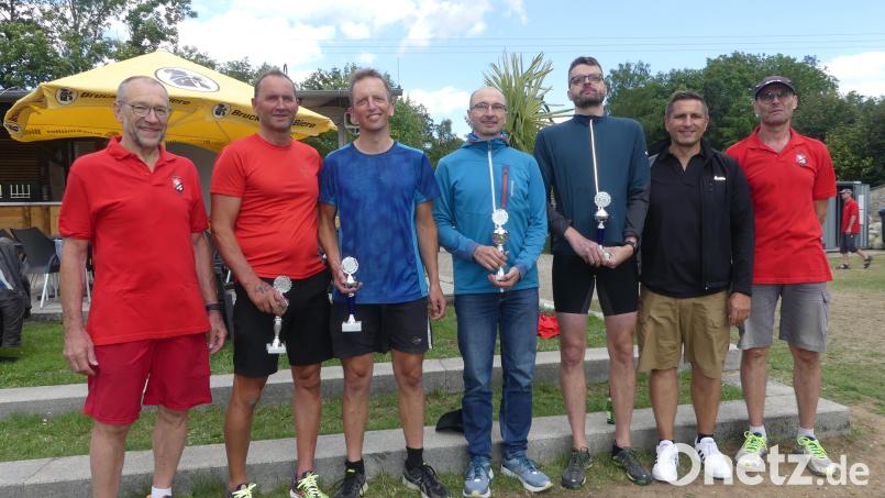 Bürgermeister Marcus Gradl gratuliert den Stadtmeistern im Triathlon (von links) Alfred Ritter, Max Reiß, Christian Kraus und Sebastian Stock. Mit im Bild Reinhold Danzer (rechts) und Karl Lorenz (links) für die Veranstalter. . Bild: rn