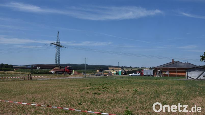 Die ersten Häuser im Baugebiet &quot;Irchenrieth-Mitte&quot; stehen schon (rechts). Der Landwirt vom Hof am linken Bildrand hatte sich dagegen lange Zeit erbittert gewehrt. Bild: fz