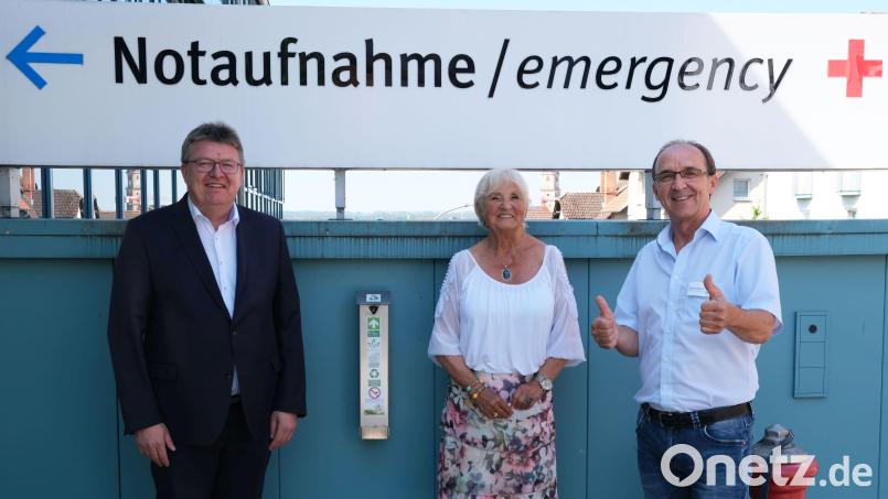 Der erste Sammelbehälter wurde im Bereich der Notaufnahme des Klinikums aufgestellt. Von links: Hubert Graf, Kaufmännischer Direktor des Klinikums, Karin Meixner-Nentwig, Gründerin des Vereins „Amberger Kippenjäger; Reinhard Birner, Personalratsvorsitzender des Klinikums. Bild: Klinikum/Donhauser/exb