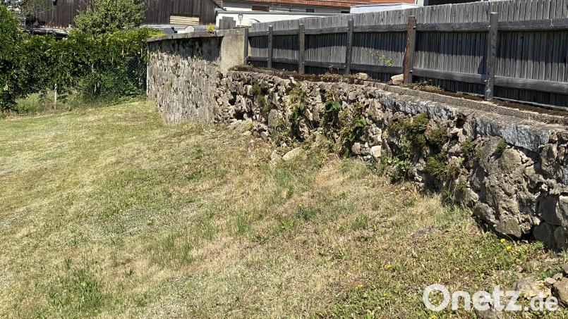 Die einsturzgefährdete Friedhofsmauer im hinteren Bereich bereitet dem Markt Tännesberg Sorgen. Bild: Josef Glas
