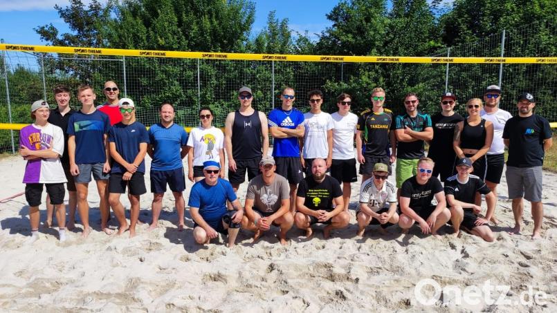 Sechs Mannschaften aus Floß haben sich am ersten Beachvolleyballturnier der Jungen Union beteiligt. Am Ende siegen die Flosser Seniors. Bild: le