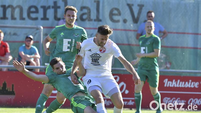 Hartes Tackling: Marco Kaiser (links) von der DJK Ammerthal geht entschieden gegen den Donaustaufer Martin Sautner (rechts) zu Werke, beobachtet von den Ammerthalern Matthias Graf (links hinten) und Raffael Kobrowski (rechts hinten). Bild: Hubert Ziegler