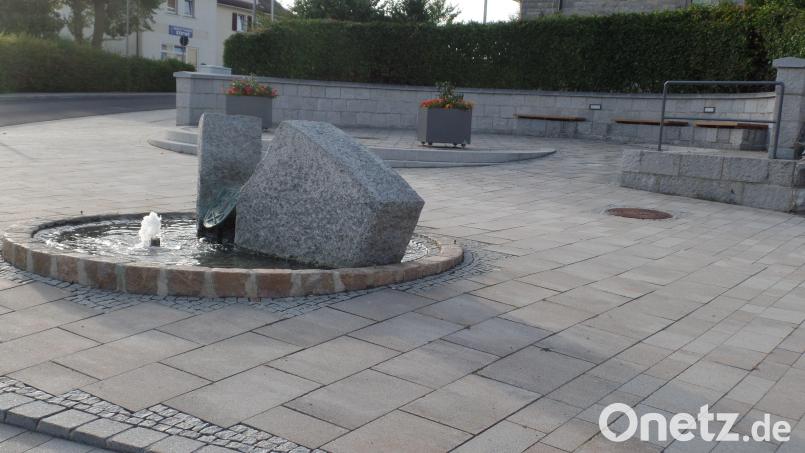 Der kommunale Trinkbrunnen sollte im unmittelbaren Bereich des bestehenden Dorfbrunnens (brauner Schachtdeckel) errichtet werden. Der Standort sei unpassend, hieß es in der Gemeinderatssitzung und letztendlich wurde das Vorhaben mehrheitlich abgelehnt. Bild: br