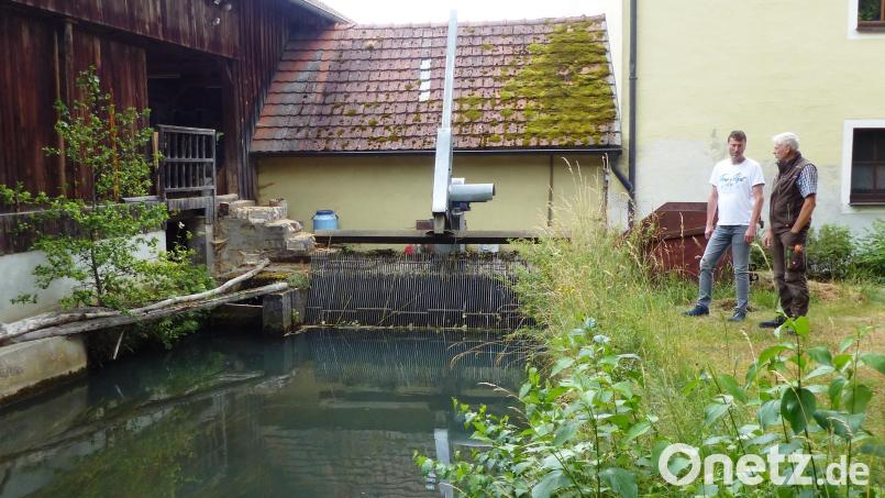 Der Mittelmühlner aus Kastl Hubert Kerschensteiner (links) und der Ransbacher Mühlner Engelbert Lutter freuen sich über den Erfolg von Bundestagsabgeordneter Susanne Hierl bei der Förderung der „Kleinen Wasserkraft“ . Bild: jp