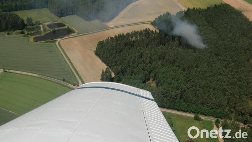 So sieht das von oben her aus, wenn die Luftbeobachter ihre Kreise ziehen: Rauch dringt aus einem Waldstück, das Feuer greift rasch um sich. Eile ist geboten, um anrückende Löscheinheiten in den oft unzugänglichen Forst zu lotsen. Archivbild: Houschka