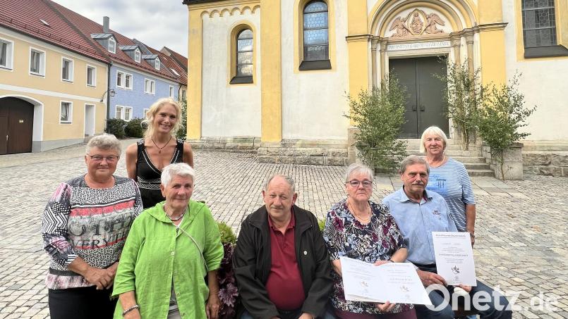 Die Vorstandsmitglieder Angela Baier und Barbara Lugert mit den geehrten Mitgliedern Betty Lenk, Josef Weiß, Ingrid Duda, Hans Lugert sowie Zweiter Vorsitzenden Angelika Müller. Bild: Barbara Lugert/exb