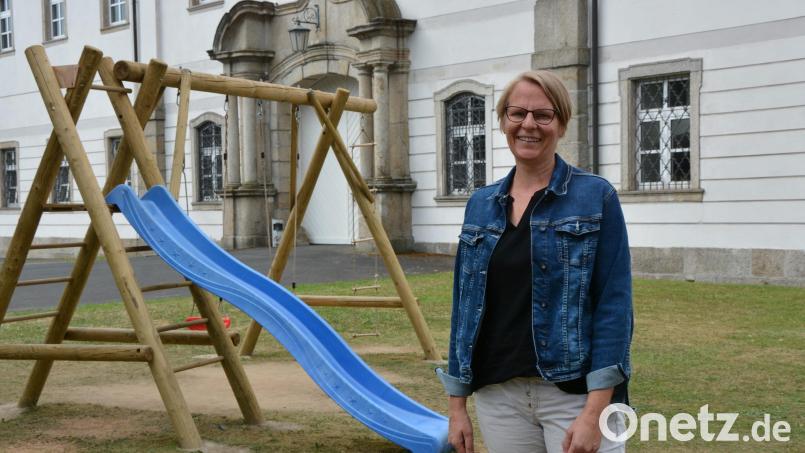 Nina Neumann arbeitet ehrenamtlich für den Kinderschutzbund und kümmert sich in erster Linie in Fockenfeld um die ukrainischen Kinder. Jetzt richtet sie sich mit einer Bitte an jene, die Spielsachen, Schreibmaterial und Fahrräder spenden wollen. Unser Bild zeigt sie am eigens eingerichteten Spielplatz vor dem Schloss Fockenfeld. Bild: jr