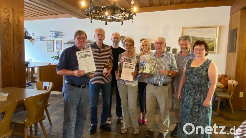 Pleysteins Zweite Bürgermeisterin Andrea Lang (Fünfte von links), Maria Pressl-Hermann von Tourismusbüro, Altbürgermeister Johann Walbrunn (von rechts) und Hotelchef Winfried Hartwig (Dritter von links) danken den treuen Urlaubern Klaas van der Meulen, Lutz Baldern und dem Ehepaar Ursula und Richard Ricker (vorne, von links) für ihre Treue. Bild: bey