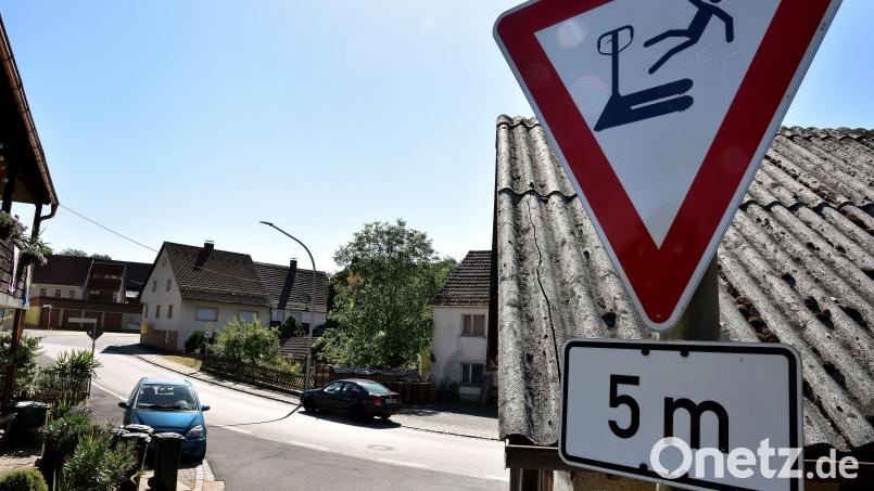"Achtung: Rasende Hubwagenfahrer!" In Eschenfelden waren Witzbolde am Werk - und haben ein Vorfahrt-achten-Schild "umgestaltet". Mit ihrer Aktion spielen sie auf einen Unfall im Mai an. Bild: Stephan Huber