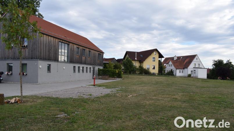Eine neue Bauhofhalle könnte hinter dem Gemeindehaus errichtet werden. Die Sozialräume für die Bauhofmitarbeiter sind im Gemeindezentrum bereits vorhanden. Bild: bnr