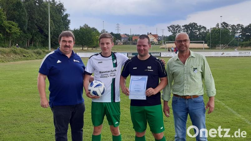 Albert Kellner überreicht Niklas Hummer, Markus Grünbauer und Richard Zeiler (von links) die Urkunde Bild: hme