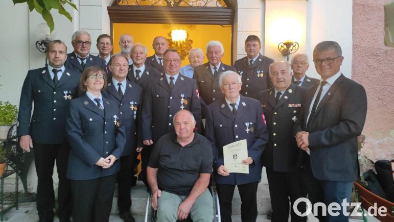 Zahlreiche Ehrungen wurden in der Jahreshauptversammlung vorgenommen. Das Silberne Ehrenkreuz des Bayerischen Landesfeuerwehrverbands verlieh Kreisbrandmeister Richard Fleck dem Vorsitzenden Hans Steinsdörfer (Vierter von rechts). Bild: Hans Steinsdorfer/exb