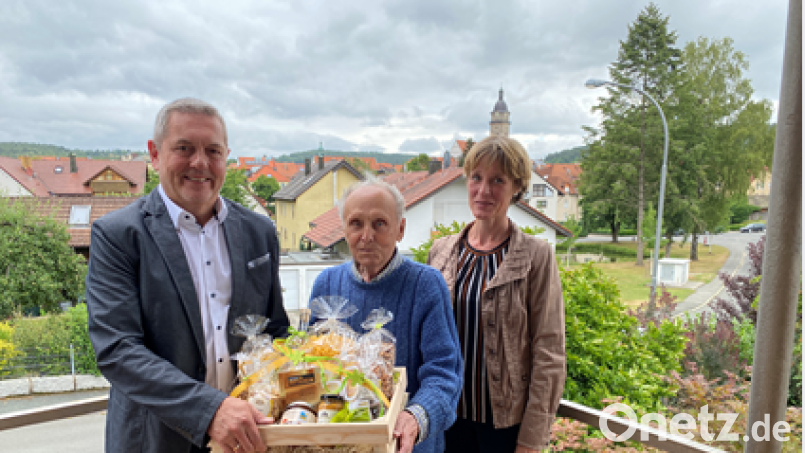Bürgermeister und Vorsitzender des Fördervereins Museum34, Joachim Neuß, bedankt sich bei Josef Schaller (Mitte) für dessen Engagement im Lodes-Museum. Mit im Bild Marion Ringl. Bild: Stadt Auerbach/exb