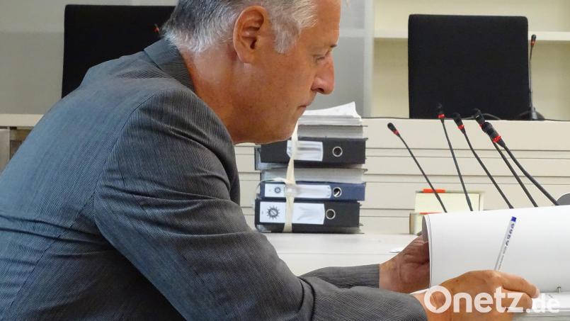 Als er seinen Bericht erstattete, machte sich im Gerichtssaal Entsetzen breit. Der Gerichtsmediziner Professor Peter Betz aus Erlangen schilderte, wie dem knapp vier Wochen alten Baby der Brustkorb zusammengedrückt und nahezu alle Rippen gebrochen wurden. Bild: hou