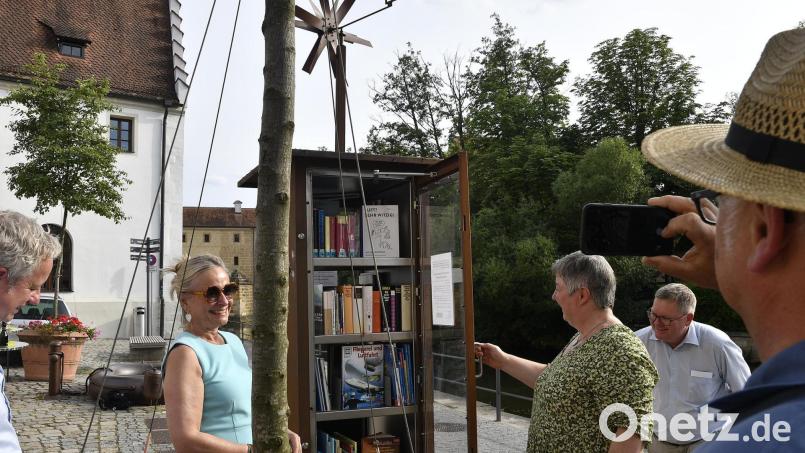 Amberg hat wieder etwas Neues: Die &quot;Ambairg Bücherzelle&quot; in der Schiffgasse steht Lesefreunden zur Verfügung. Bild: Petra Hartl