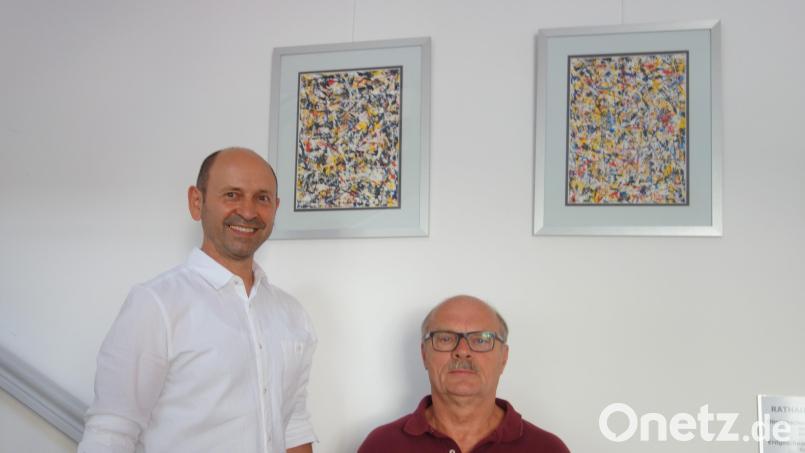 Bürgermeister Hans Ram (links) freut sich über die Bilder von Siegfried Link im Rathaus Bild: tra
