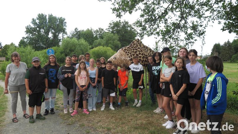 „Warum ist der Karpfen Serengeti so ungewöhnlich bemalt?“ fragte Susanne Vonhoff die Buben und Mädchen. Bild: jzk