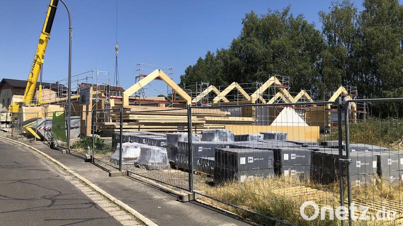An der Andreas-Thoma-Straße wird fleißig gearbeitet. Der neue Kindergarten wächst in die Höhe. Bild: wro