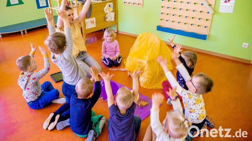 Der Stadtrat Waldsassen hat in seiner jüngsten Sitzung die Anpassung der Betreuungsgebühren im Kinderhaus Tausendfüßler beschlossen. Symbolbild: Jens Büttner/dpa