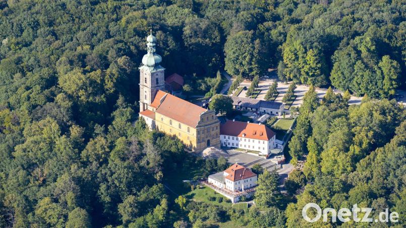 Soll die Bergwirtschaft (im Vordergrund) auf dem Mariahilfberg saniert und um ein Hotel erweitert werden? Am Montag entscheidet der Stadtrat darüber, ob das von der IG Unser Berg dagegen initiierte Bürgerbegehren zum Bürgerentscheid wird. Bild: mür
