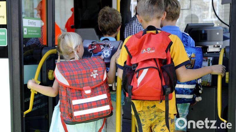 Wenn Grundschüler aus einem Bus aussteigen, sollten Autofahrer besonders achtsam sein. Die Kinder können Gefahren oft noch nicht gut einschätzen – dann kann es, wie nun in Kümmersbruck, zu gefährlichen Situationen kommen. Symbolbild: Franziska Kraufmann/dpa