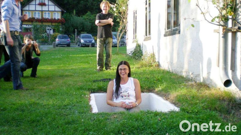 2009 hatte die gebürtige Regensburgerin Elisabeth Merk gut lachen in einer Kuhle namens &quot;Froschperspektive&quot; an der Alten Schießstätte in Neustadt. Die heutige Münchner Stadtbaurätin war zu Gast beim Neustädter Kulturverein Hausfluss. Archivbild: Josef Weber