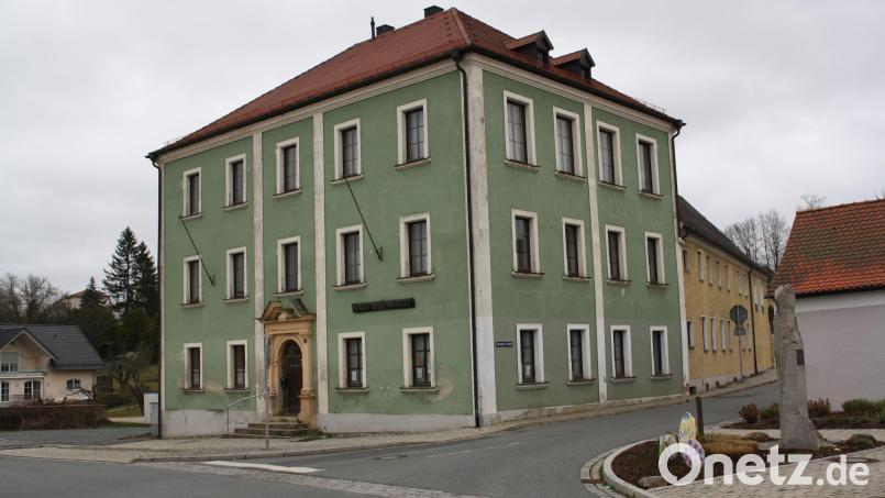 Die zwölf Fenster der Museums-Südfassade (rechts) bringen zwei Stadtratsmitglieder auf eine Idee: In der Vorweihnachtszeit könnte hier ein illuminierter &quot;Adventskalender&quot; dargeboten werden. Bild: bjp