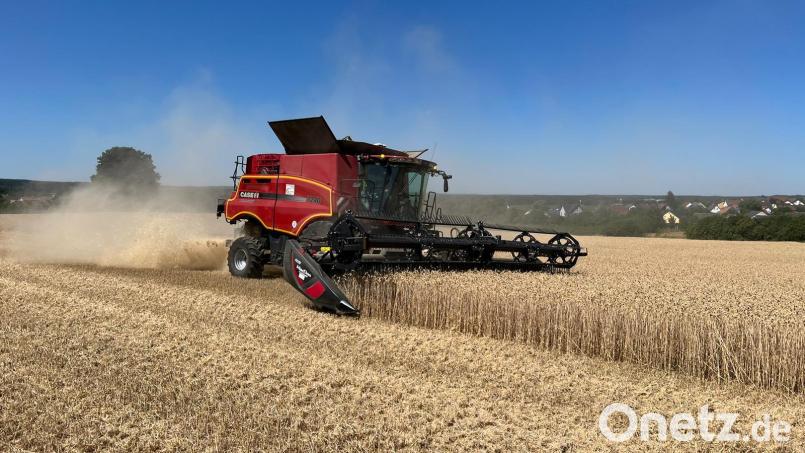 Die Sorge um einen potenziellen Brandherd fährt mit, wenn derzeit die Mähdrescher auf den extrem trockenen Feldern im Landkreis unterwegs sind. Bild: Herbert Giedl/exb