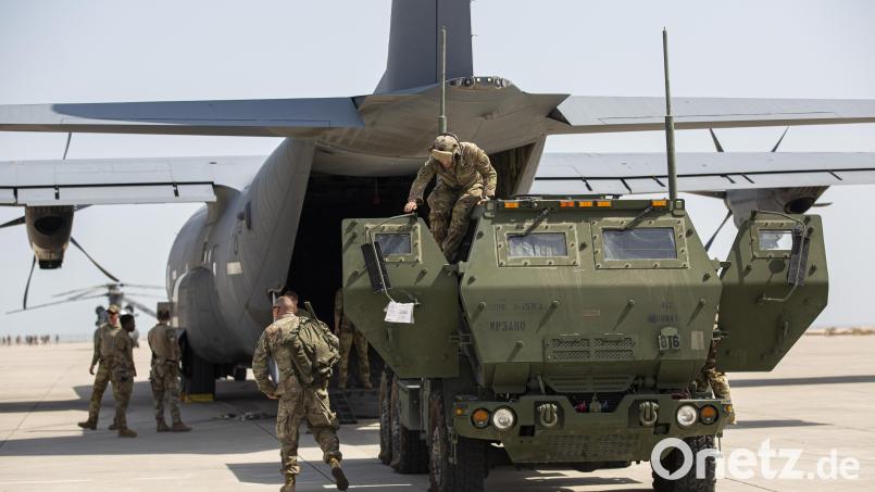 US-Soldaten laden einen Mehrfachraketenwerfer (High Mobility Artillery Rocket System, Himars) aus einem Transportflugzeug. Den Ort teilte die US-Armee nicht mit. Bild: Sgt. Benjamin McDonald